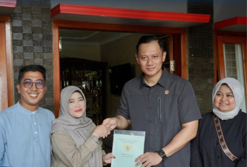 Menteri Agraria dan Tata Ruang/Kepala Badan Pertanahan Nasional (ATR/BPN), Agus Harimurti Yudhoyono (AHY)saat memberikan sertipikat tanah pada Minggu (09/06/2024).