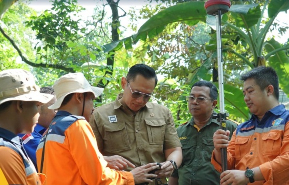 Menteri Agraria dan Tata Ruang/ Kepala Badan Pertanahan Nasional (ATR/BPN) Agus Harimurti Yudhoyono (AHY) menyaksikan langsung pengukuran tanah milik warga Depok.
