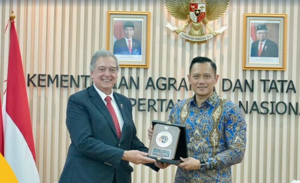 Menteri Agraria dan Tata Ruang/Kepala Badan Pertanahan Nasional (ATR/BPN), Agus Harimurti Yudhoyono (AHY) menerima audiensi Menteri Peternakan, Pertanian, dan Perikanan Uruguay, Fernando Mattos Costa