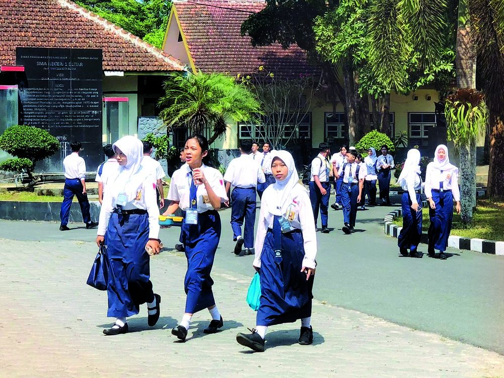 ANTUSIAS: Siswa baru SMAN 1 Blitar menjelajahi lingkungan sekolah dalam masa MPLS hari pertama.