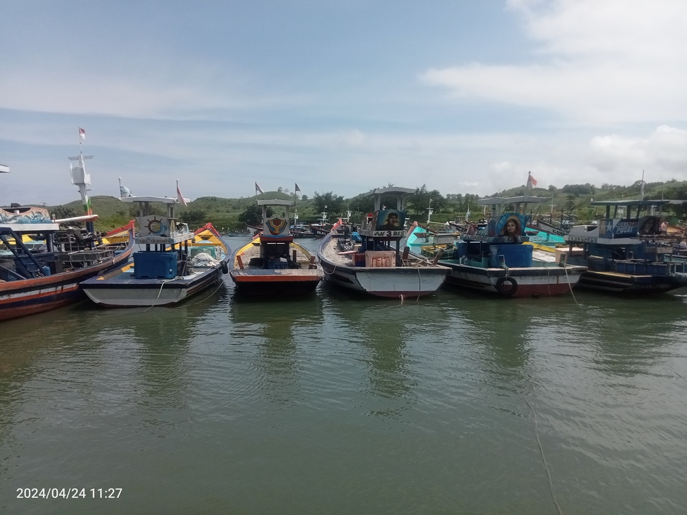 MATA PENCAHARIAN: Kapal-kapal nelayan tengah bersandar di kawasan Pantai Tambakrejo.