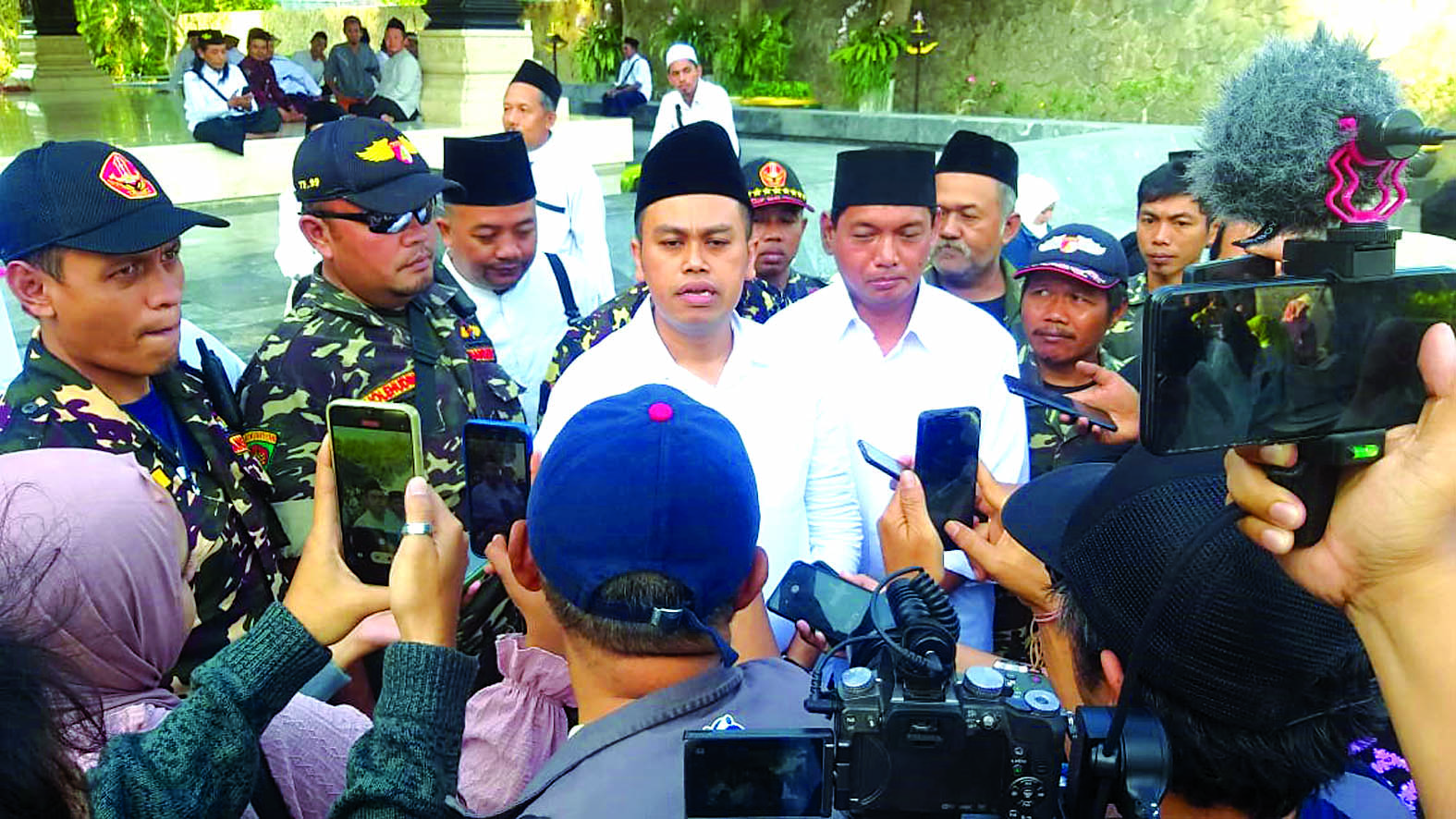 OPTIMIS: Mas Ibin memberikan keterangan kepada kalangan media didampingi salah satu tokoh DPC PDIP Kota Blitar, Sutanto, di MBK kemarin (16/7).