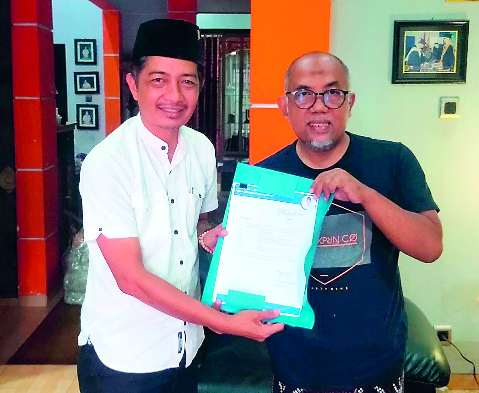 KADES SERANG: Kades Serang Dwi Handoko menyerahkan berkas bakal calon wakil bupati Blitar kepada Ketua Tim Desk Pilkada DPD PAN Kabupaten Blitar, Miftahul Huda, Senin (15/7).