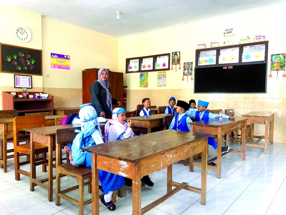 TERENYUH: Kepala Sekolah SDN Gedog 2, Kasiyati bersama siswa baru yang berjumlah 8 anak, kemarin (16/7).