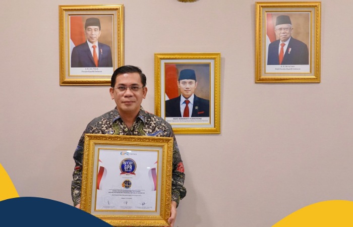 Kepala Biro Hubungan Masyarakat (Humas) Kementerian ATR/BPN, Harison Mocodompis menunjukkan penghargaan Top GPR atau Government Public Relations Award 2024.