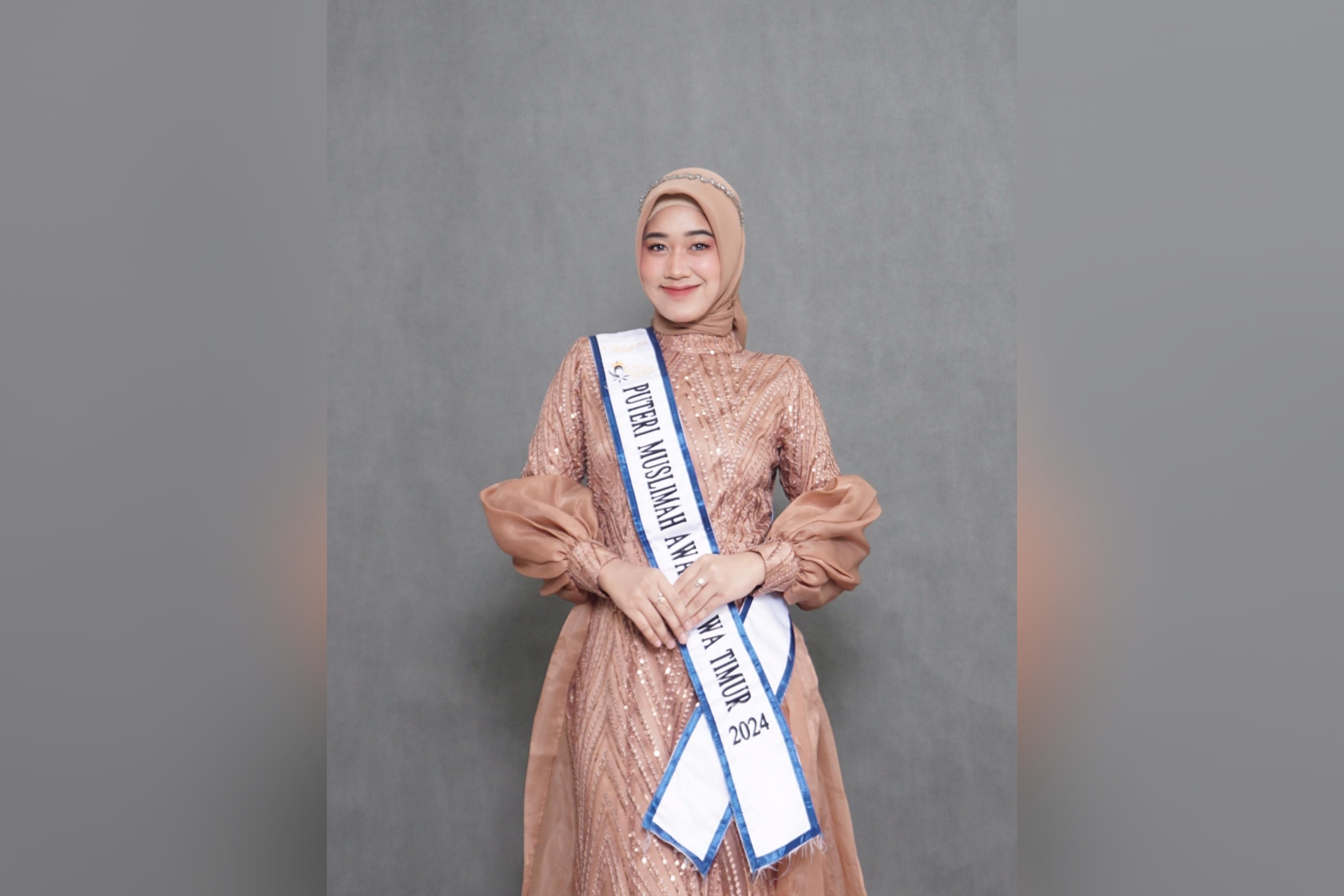 PERCAYA DIRI : Durrotul Rana Hanifah persiapkan diri sebelum kontes di ajang Putri Muslimah Jawa Timur beberapa waktu lalu.