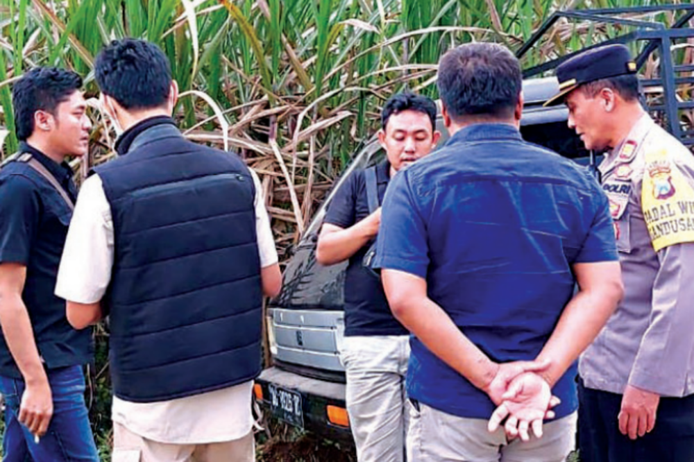 CARI BUKTI : Unit Inafis Polres Blitar melakukan olah TKP di lokasi pembacokan di lahan tebu Desa Soso,  Kecamatan Gandusari, kemarin (19/7).