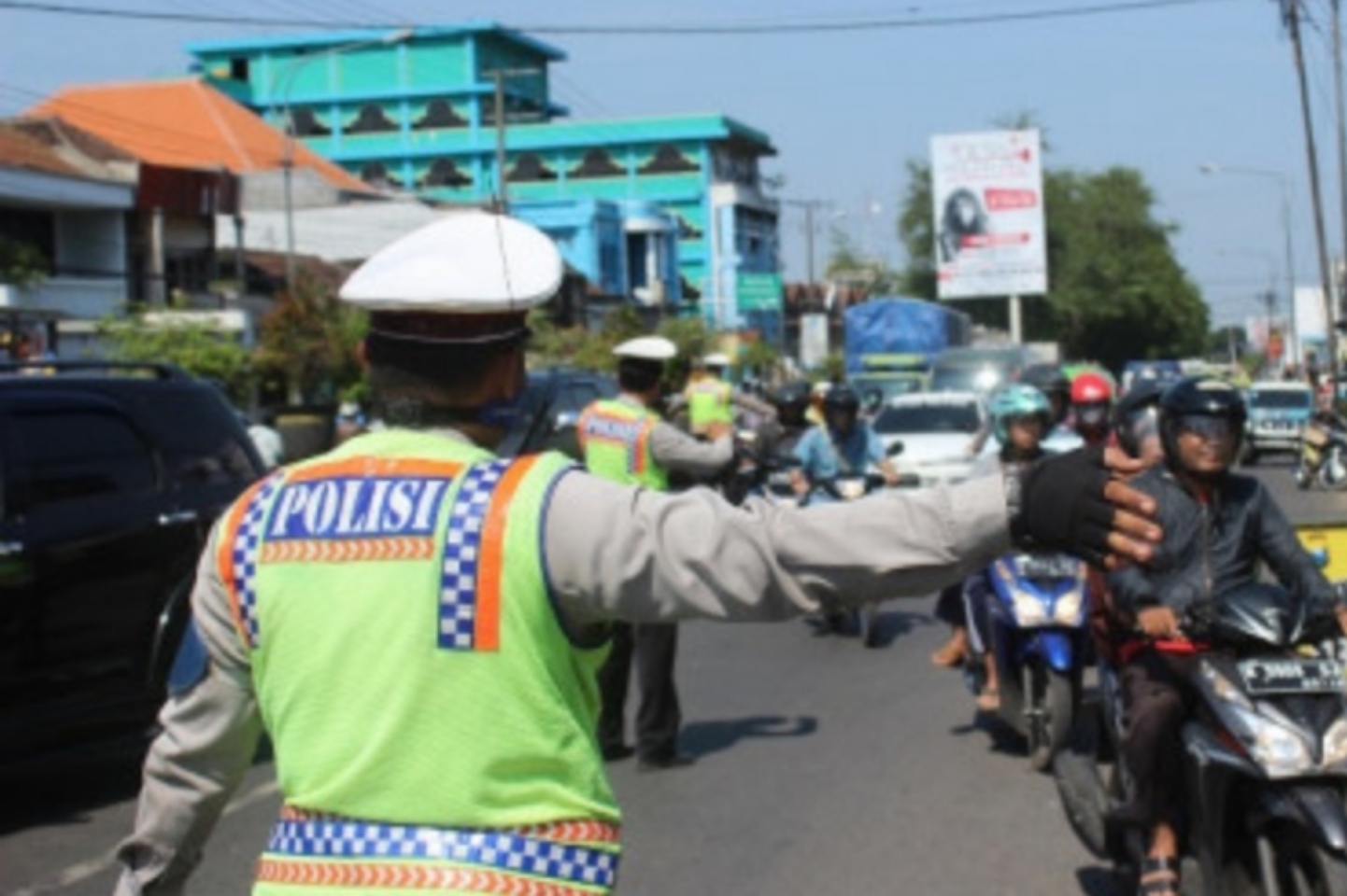 Ilustrasi polisi yang sedang menertibkan kendaraan roda dua di operasi patuh semeru