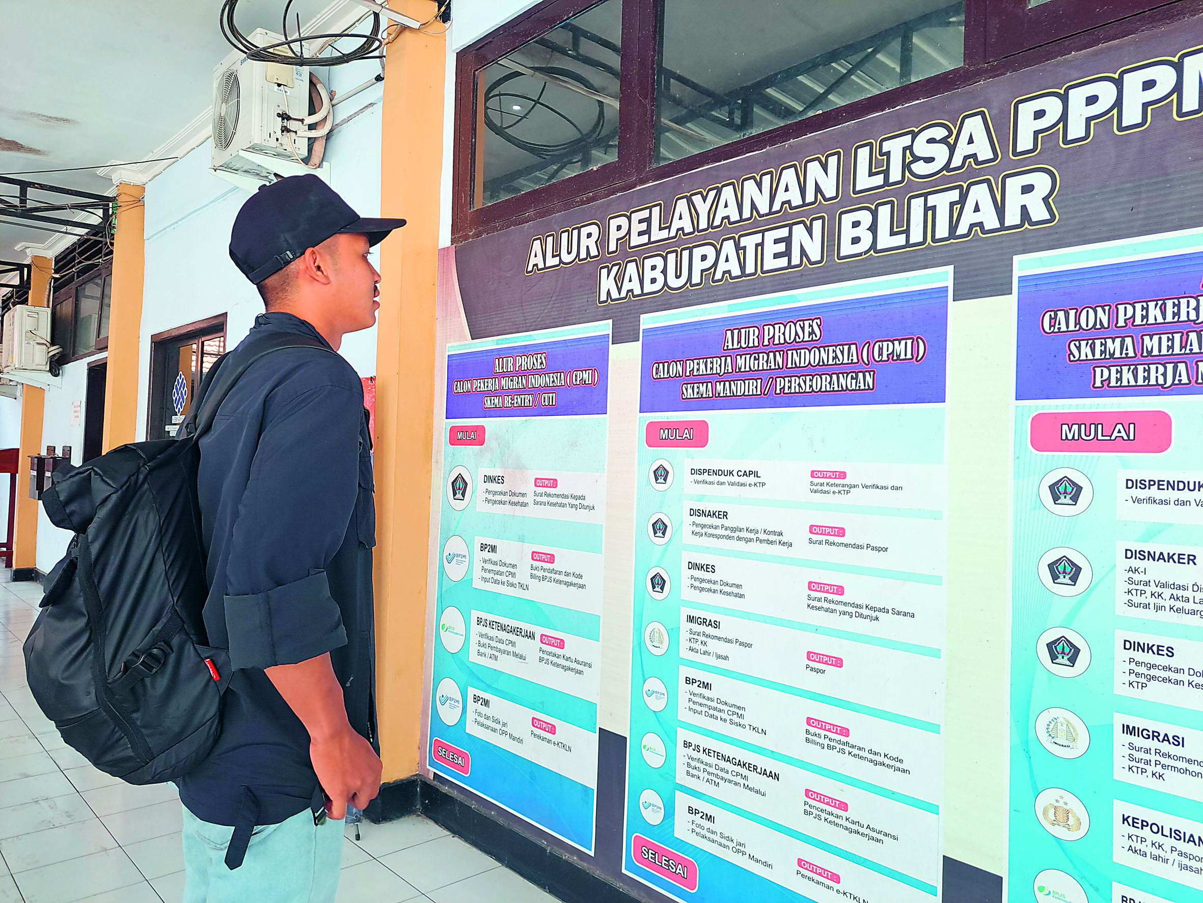 BERANGKAT: Calon Pekerja Migran Indonesia (CPMI) Kabupaten Blitar mencari informasi alur administrasi bekerja ke luar negeri.
