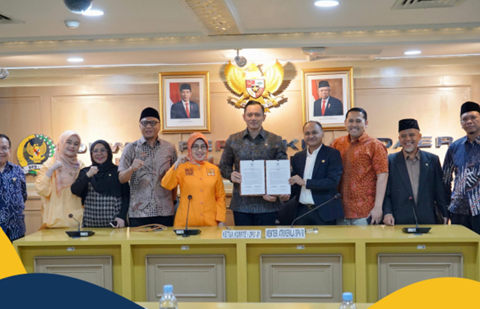 Menteri ATR/Kepala BPN, Agus Harimurti Yudhoyono (AHY) foto bersama dengan Ketua Komite I Dewan Perwakilan Daerah Republik Indonesia (DPD RI), Fachrul Rozi.