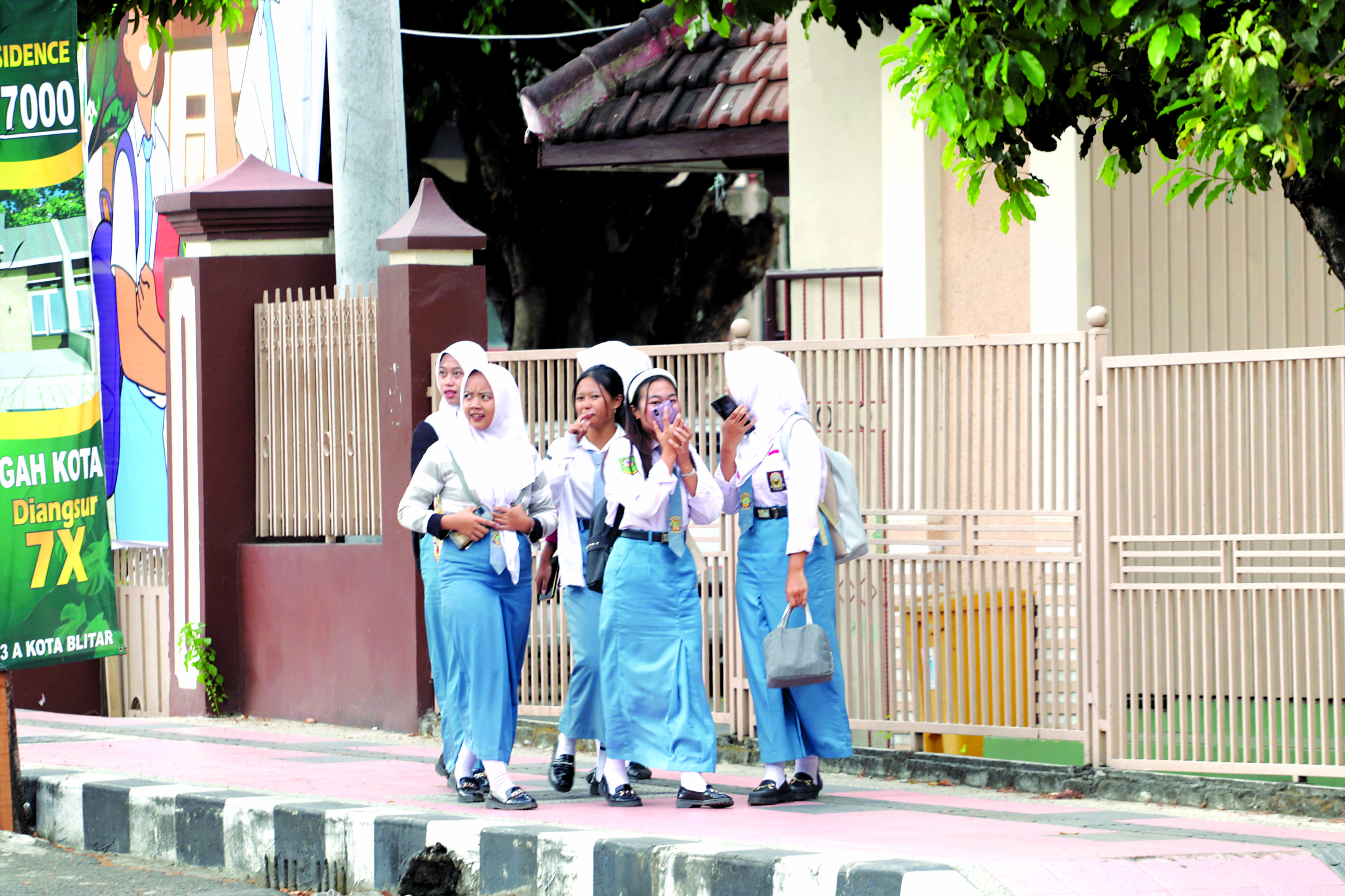 AKUR: Sejumlah siswi SMA berjalan bersama sepulang sekolah, senin (22/7/2024).