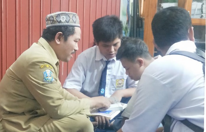Kegiatan Agama di SLBN2 Kota Blitar yang diikuti oleh siswa-siswi secara khidmat.