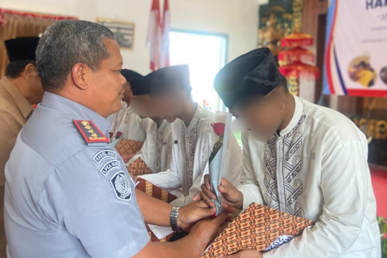SIMBOLIS: Pemberian remisi HAN 2024 oleh Kepala LPKA Kelas I Blitar, Giyono, kepada perwakilan anak binaan.