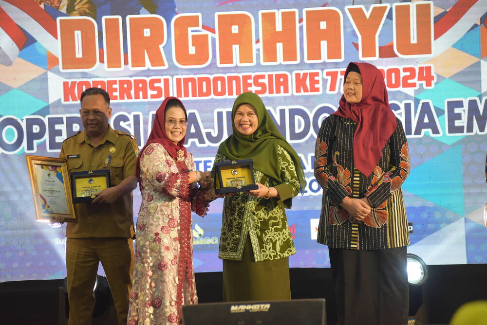 BANGGA: Kepala Dinas Koperasi UM kabupaten Blitar bersama Dekopinda Kabupaten Blitar  mendapat penghargaan pembina koperasi andalan.