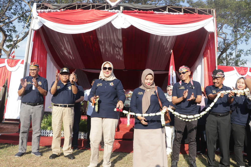 Feti Wulandari memotong rangkaian pita tanda dibukanya bazar UMKM dan bursa kerja Gemilang Laga Kumilir didampingi Kepala Dinkop UM dan Tenaga Kerja Juyanto (