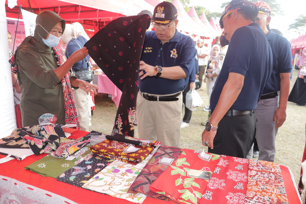BANGGA PRODUK LOKAL: Wali Kota Blitar Santoso memilih kain batik karya perajin Kota Blitar di bazar UMKM, kemarin (24/7).