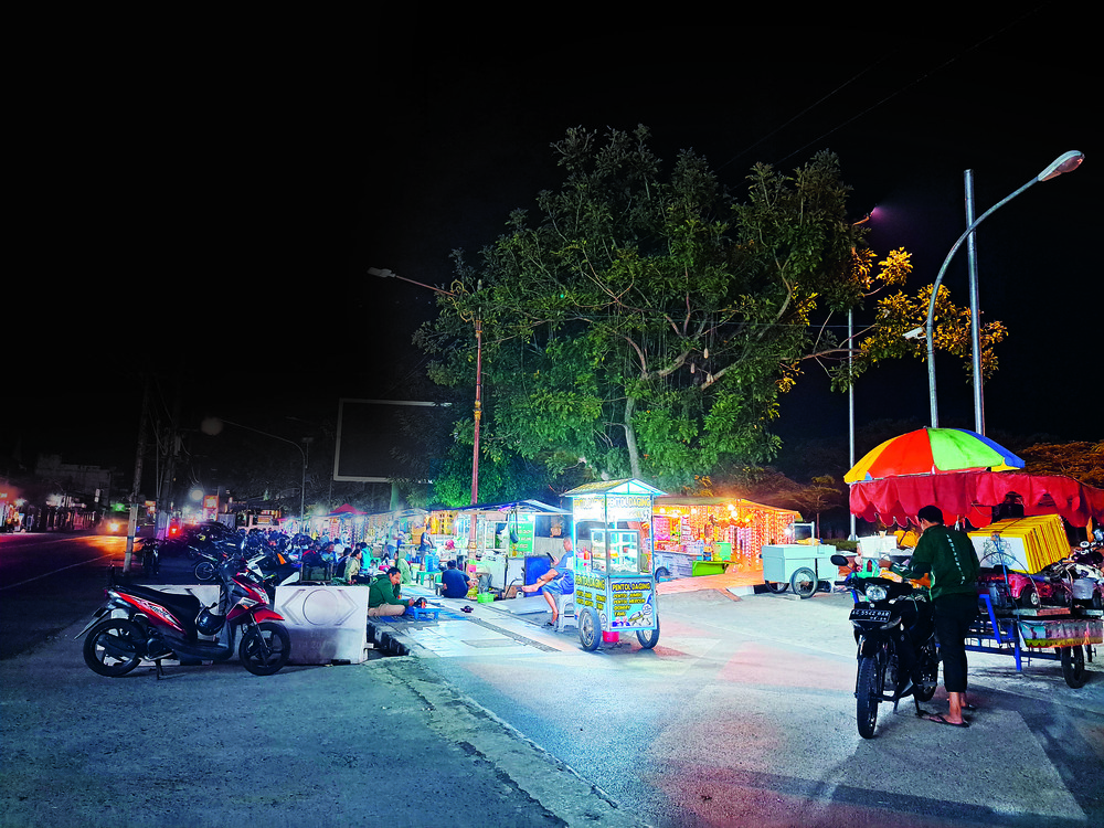 RAMAI: Warga menikmati suasana  malam di Alun-Alun Kanigoro.  Rencananya, lokasi ini masuk zona  kuning dan jam operasi PKL diatur agar tidak mengurangi estetika kota.