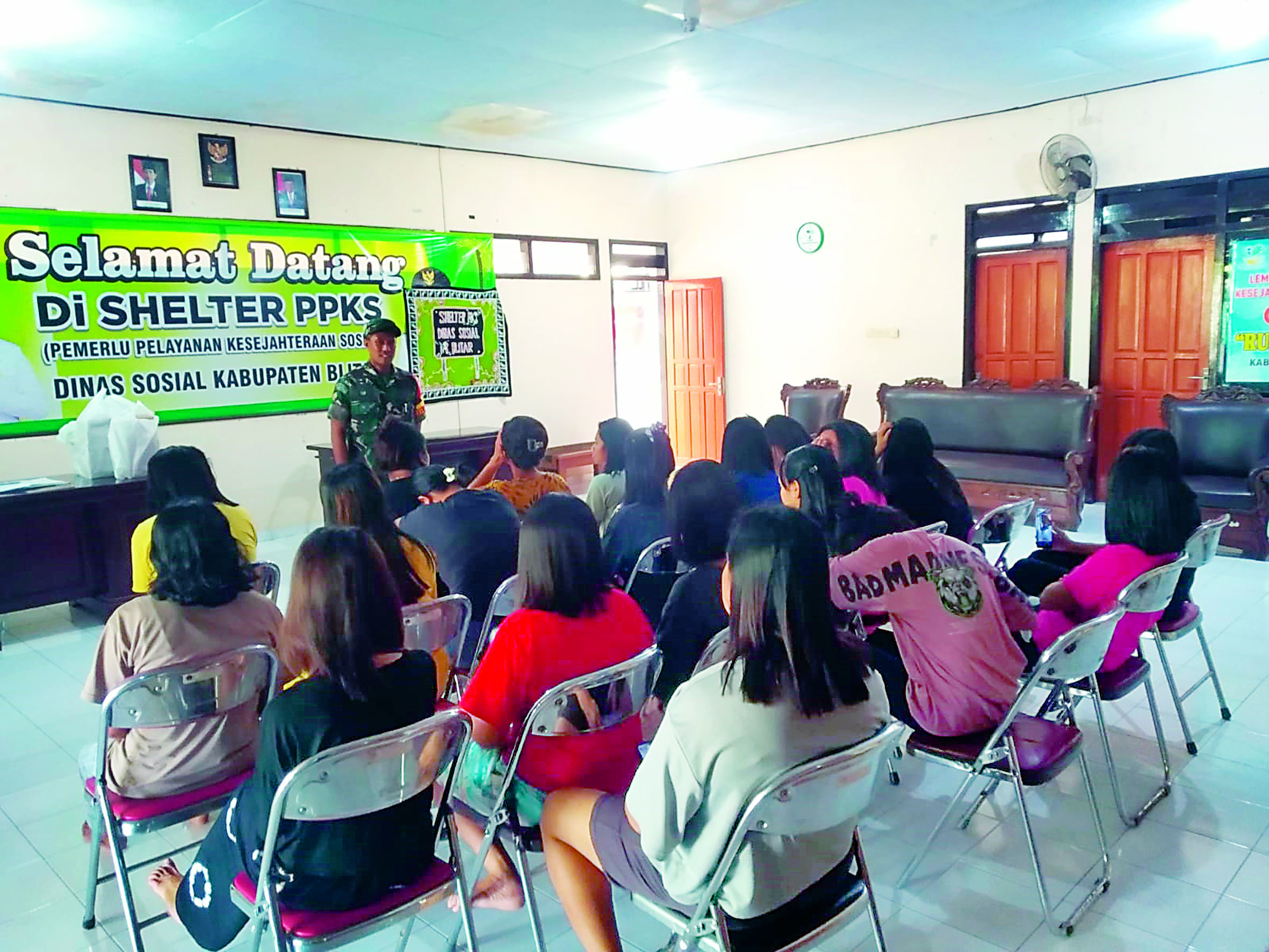 PRIHATIN: Puluhan PMI ilegal dari berbagai daerah mendapatkan motivasi dari anggota TNI di Selter Dinsos Kabupaten Blitar, kemarin (25/7).