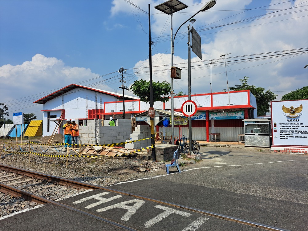 BERPROSES : Pekerja sedang melakukan pembangunan pos jaga di perlintasan sebidang Desa Pasirharjo, Kecamatan Talun, kemarin (25/7).