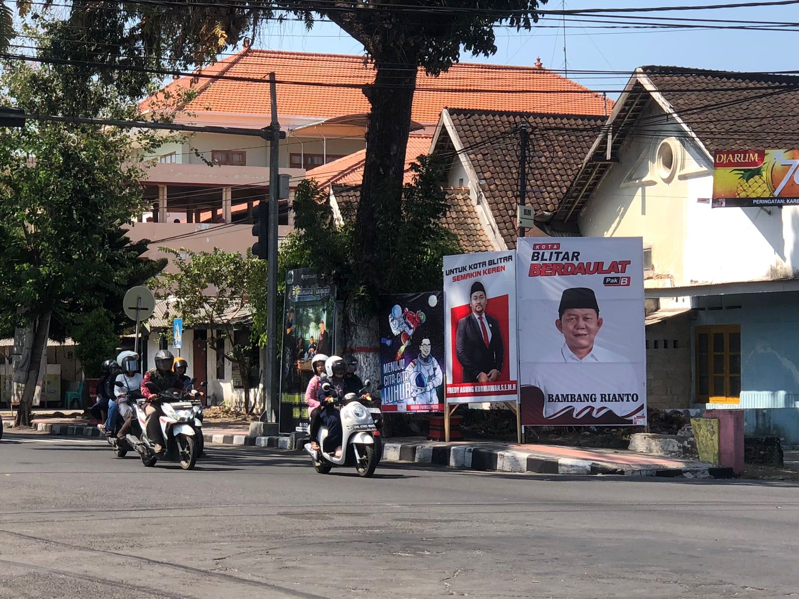 Baliho berbagai ukuran menjadi pemandangan lumrah sepanjang jalan sejak tahapan pemilihan kepala daerah (pilkada) digelar.