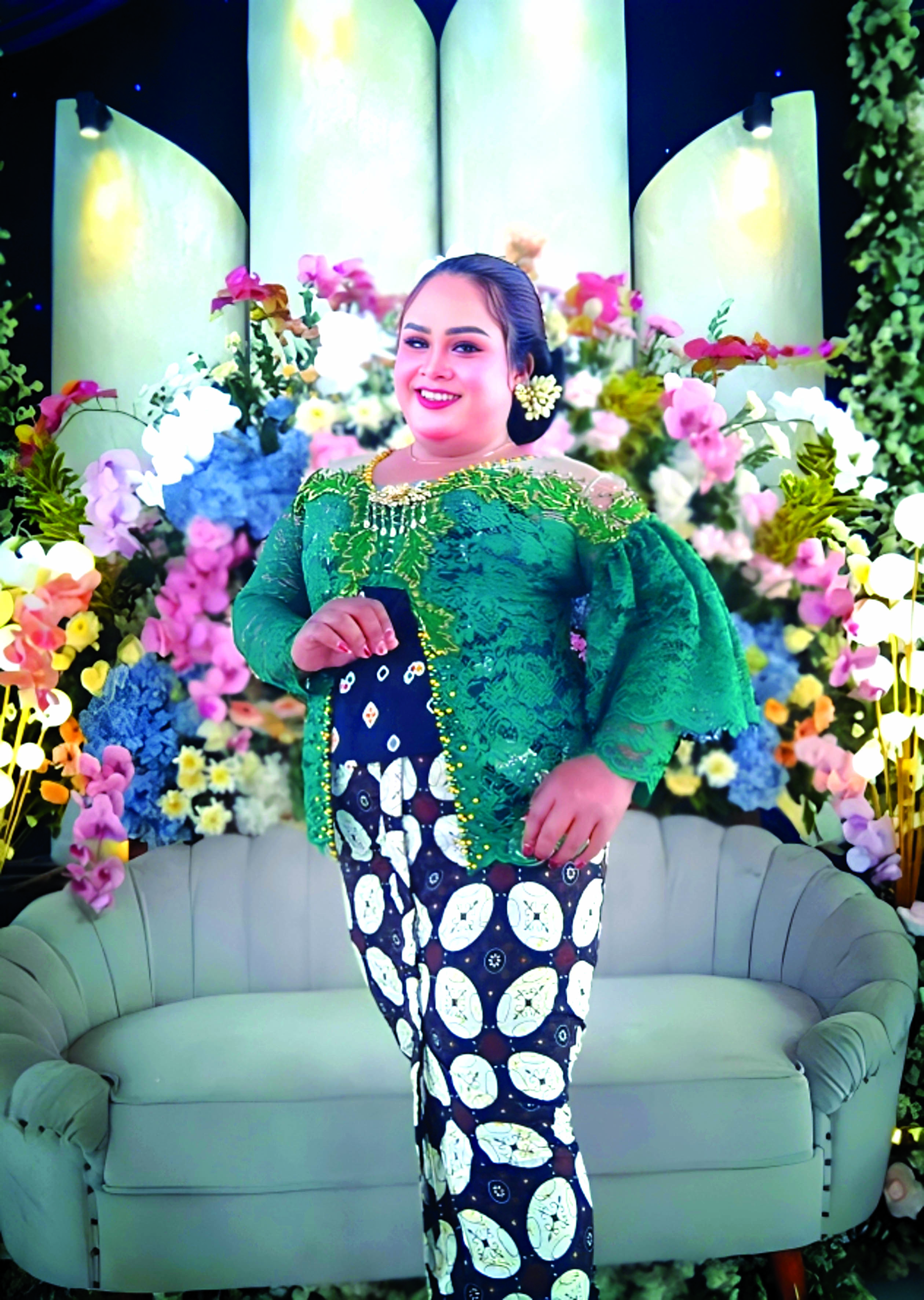 TERUS BERKARYA:  Selain menjadi penjahit  dan perias, Fikri  Sumaryono juga aktif  di dunia seni sebagai  sinden