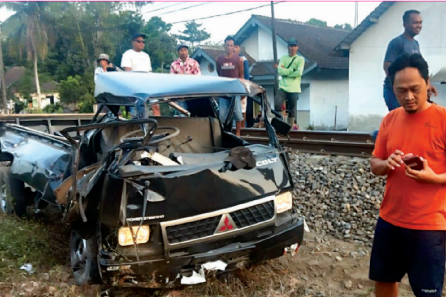 KURANG HATI-HATI: Kondisi pikap remuk usai tertabrak KA Dhoho Penataran di Kelurahan/Kecamatan Talun, kemarin (26/7).