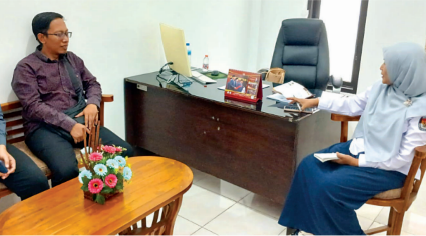 DEMI EFEKTIVITAS: Komisioner Bawaslu Kabupaten Blitar berkoordinasi dengan KPU Kabupaten Blitar terkait penambahan jumlah TPS.