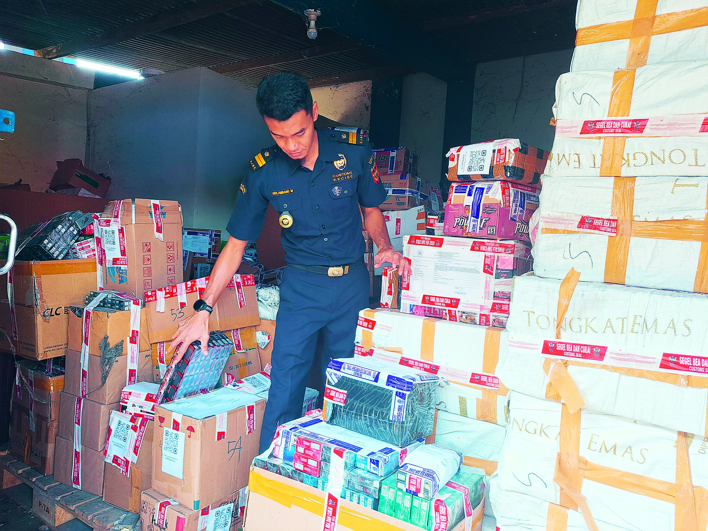 BERBAHAYA: Petugas Bea Cukai Blitar menunjukkan rokok ilegal hasil tangkapan akhir Juni lalu.