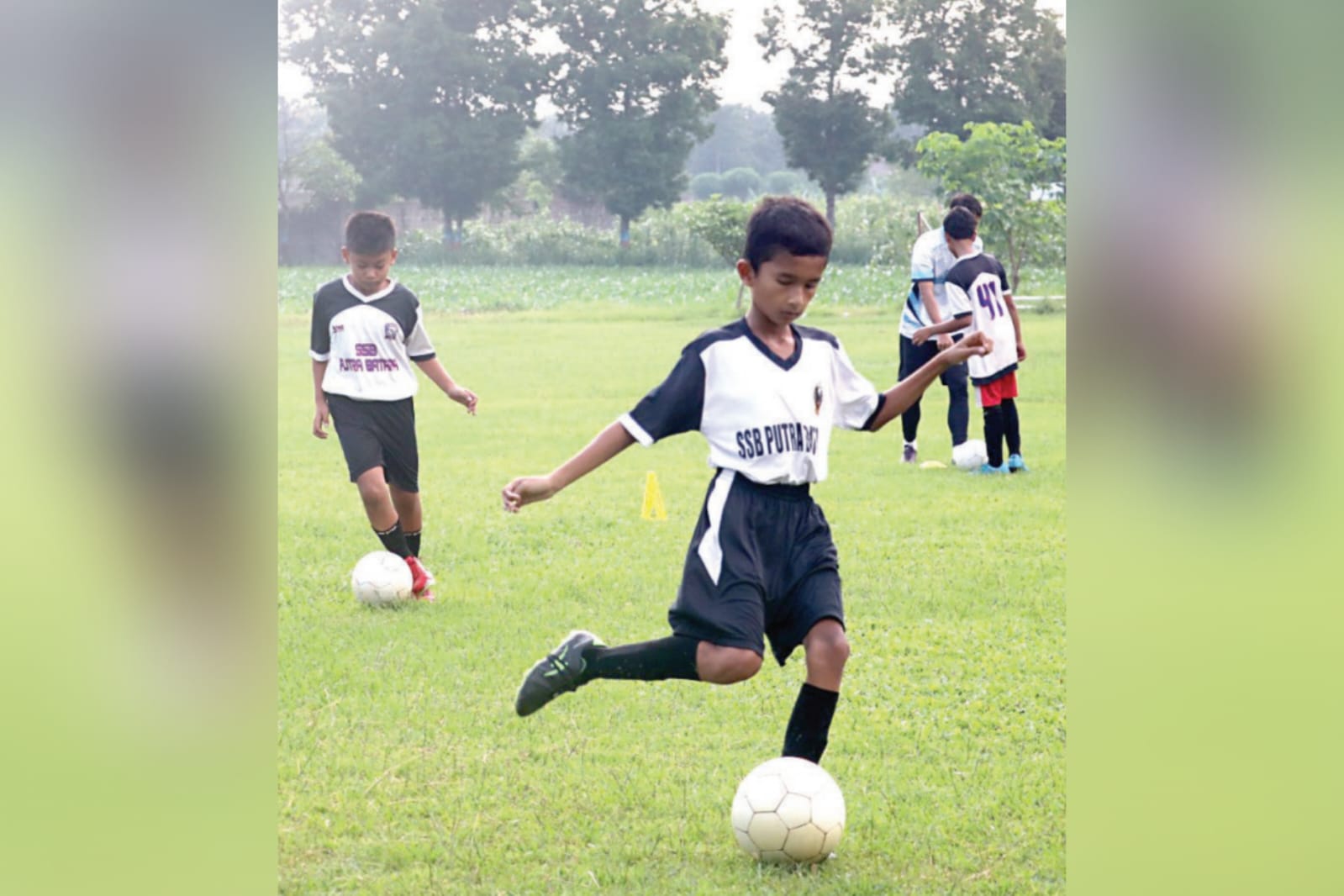 SEMANGAT: SSB Putra Batara melakukan latihan untuk mempersiapkan kompetisi Piala Bupati Blitar mendatang.