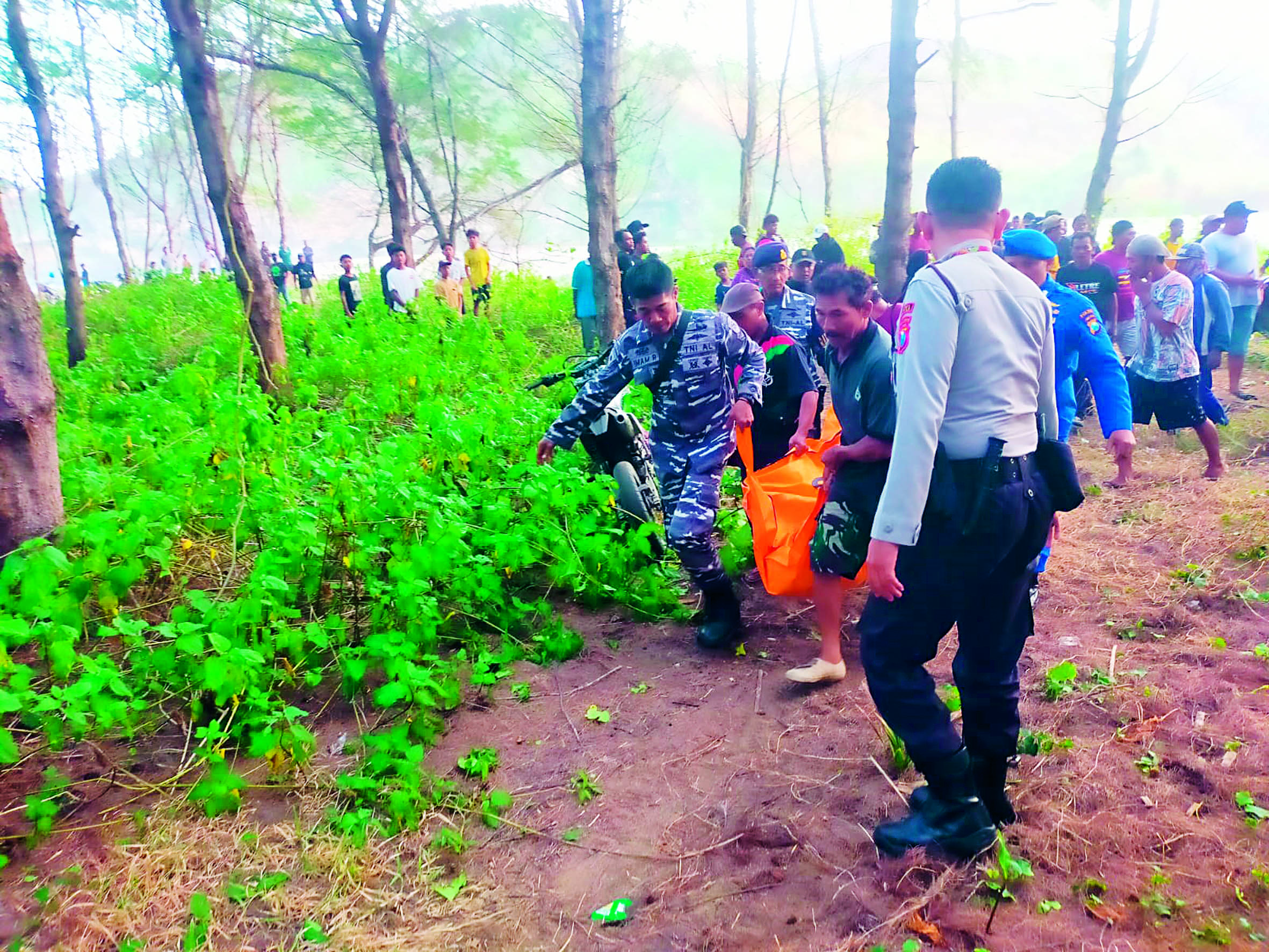 SIGAP: Petugas Pos Kamladu Pantai Jebring mengevakuasi jenazah APP yang tenggelam di Pantai Jebring, Kecamatan Wonotirto.