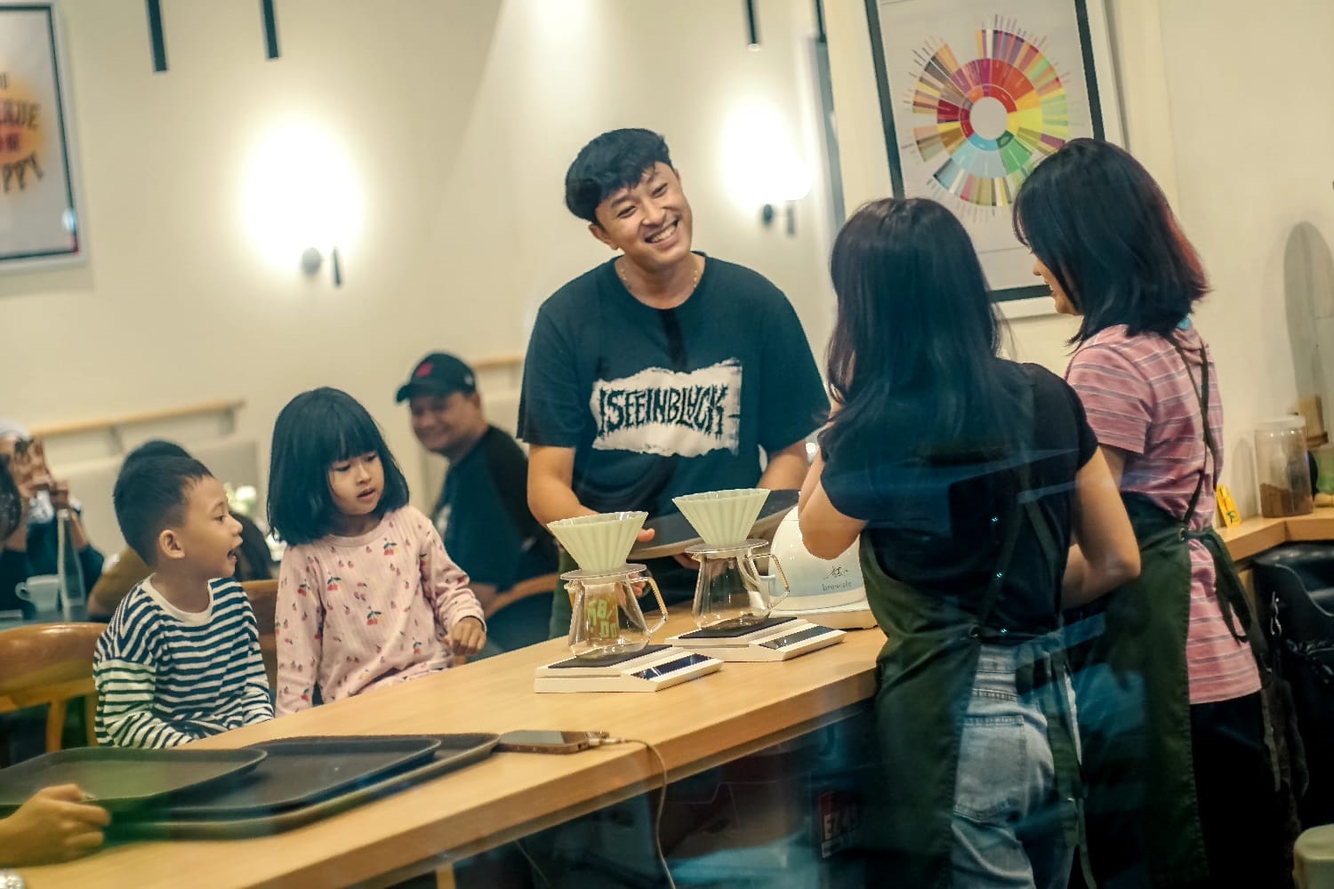 SANTAI: Customer menikmati sajian menu khas Boom Cafe.