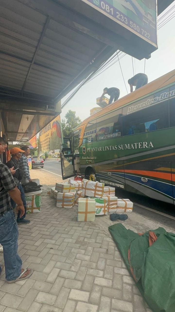 DIBUNTUTI: Petugas memeriksa kap bus, bagasi dan sela-sela kursi penumpang mencari rokok ilegal.