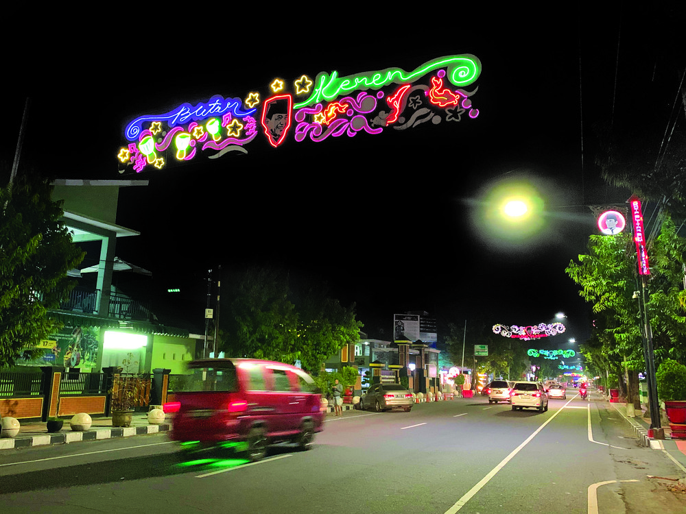 GEMERLAP: Lampu bando Bung Karno menyala indah di sepanjang Jalan Ahmad Yani hingga Jalan Merdeka, Kota Blitar.