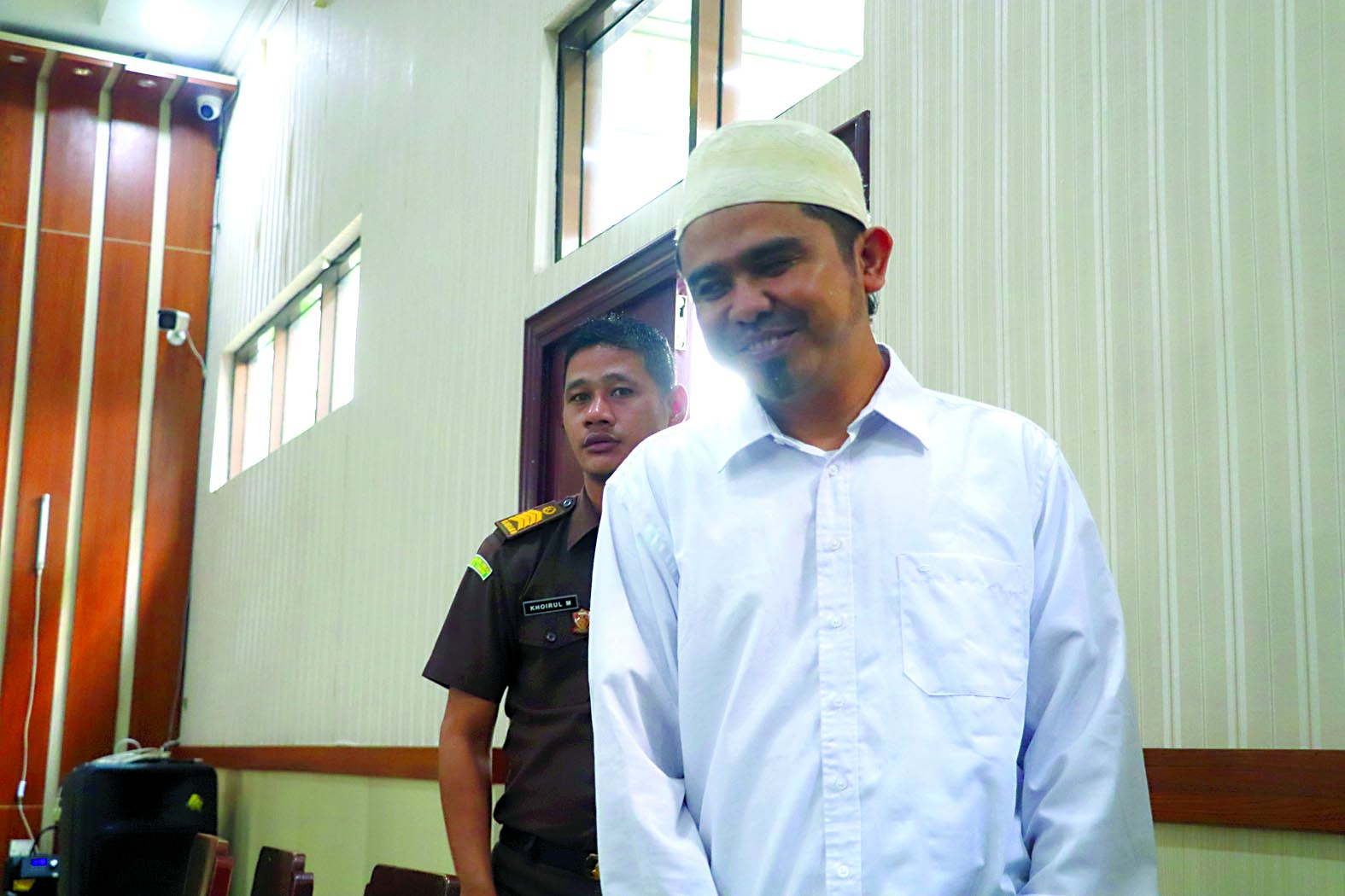 LEGA : Samsudin melempar senyum kepada istri sebelum mendengar vonis majelis hakim.