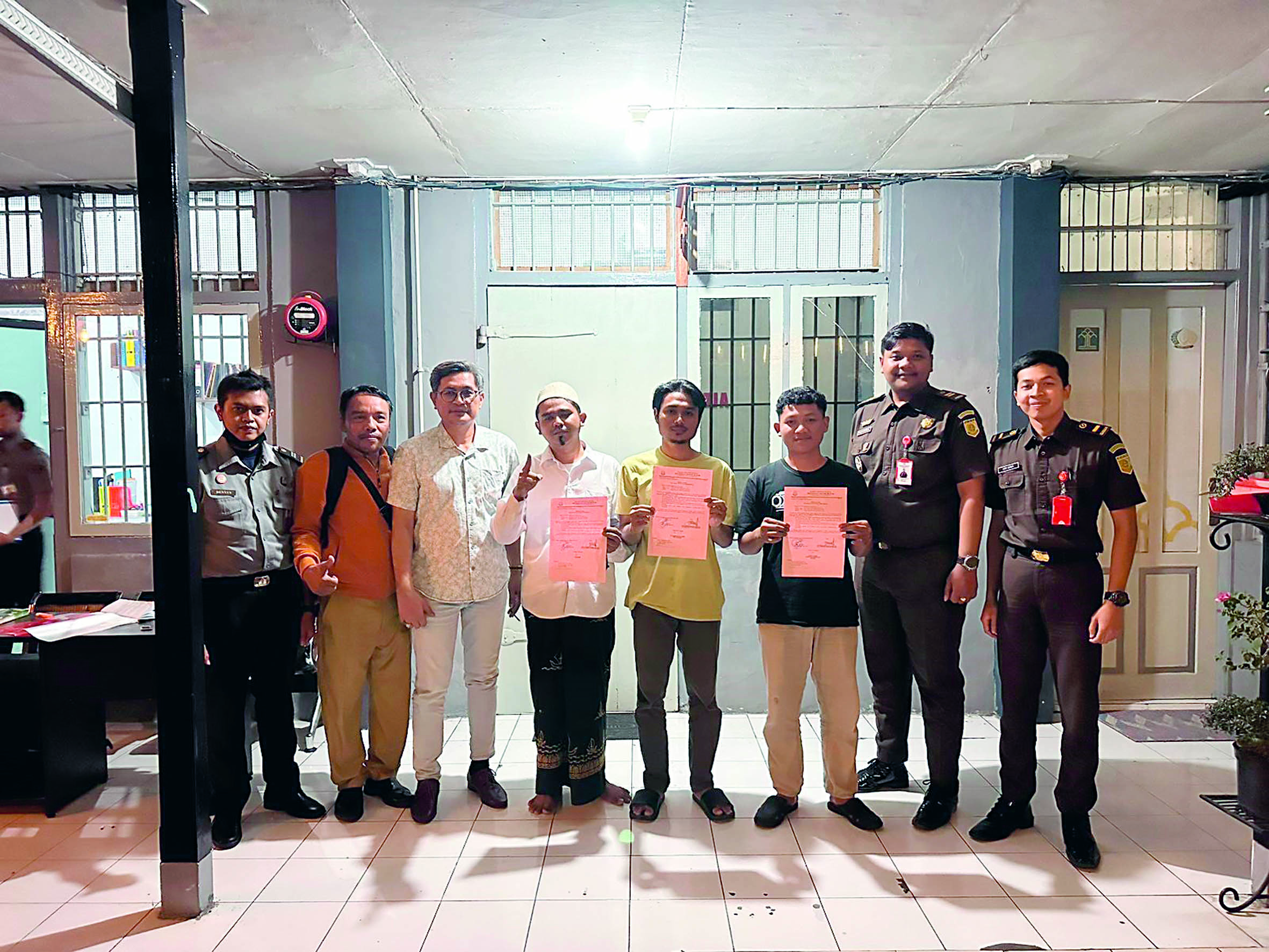 LEGAWA : Samsudin dan dua terdakwa lain keluar dari Lapas Kelas II B Blitar, Senin (29/7).