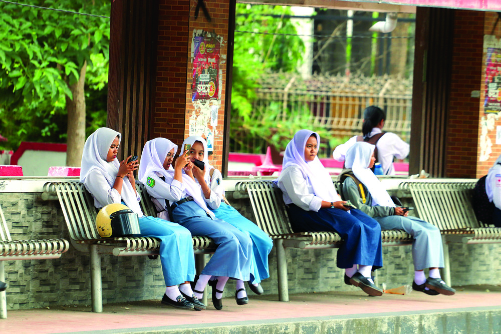 BERBEDA: Tampak beberapa siswa baru masih mengenakan seragam sekolah asal hingga minggu kedua tahun ajaran baru 2024/2025.