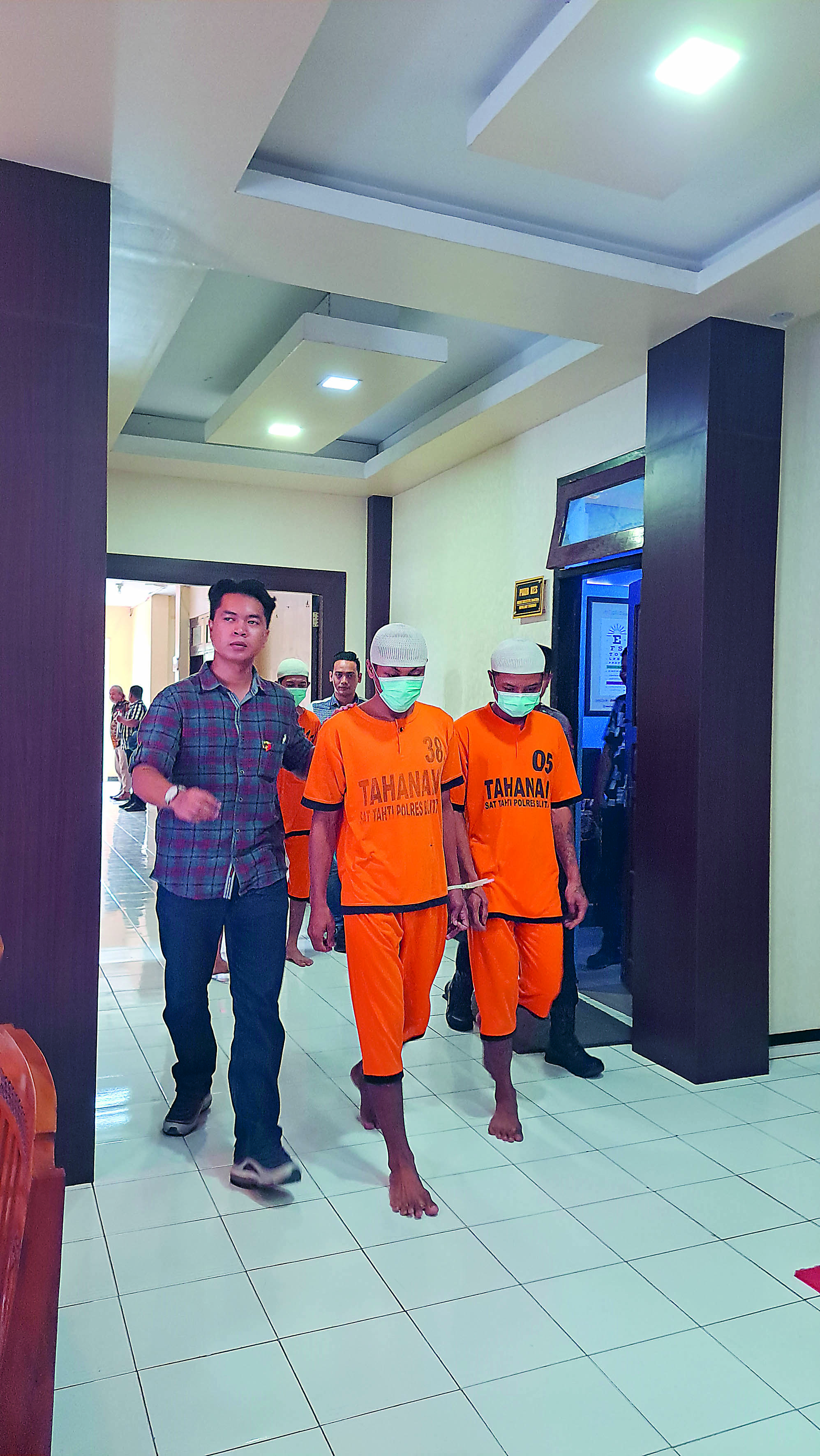 TEGA: Para tersangka kasus asusila di bawa ke halaman Polres Blitar untuk rilis kasus, Hari Rabu (31/7).