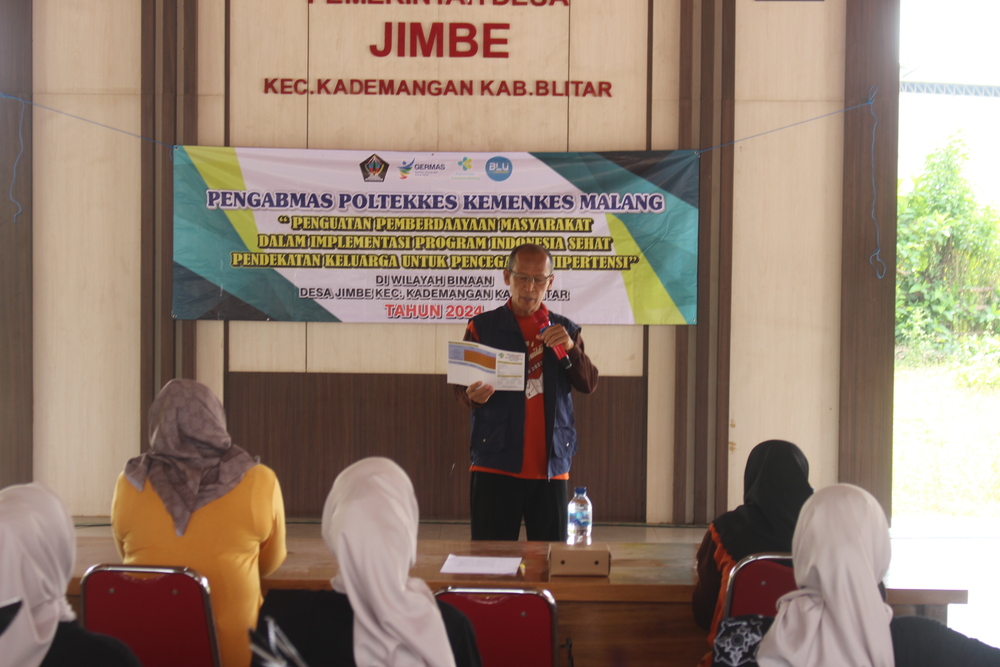 SEHAT: Sekretaris Pengabmas Politeknik Kesehatan Kemenkes Malang, Mujito A Per Pen MKes memberikan sosialisasi senam CERDIK di Balai Desa Jimbe, kemarin (31/7).