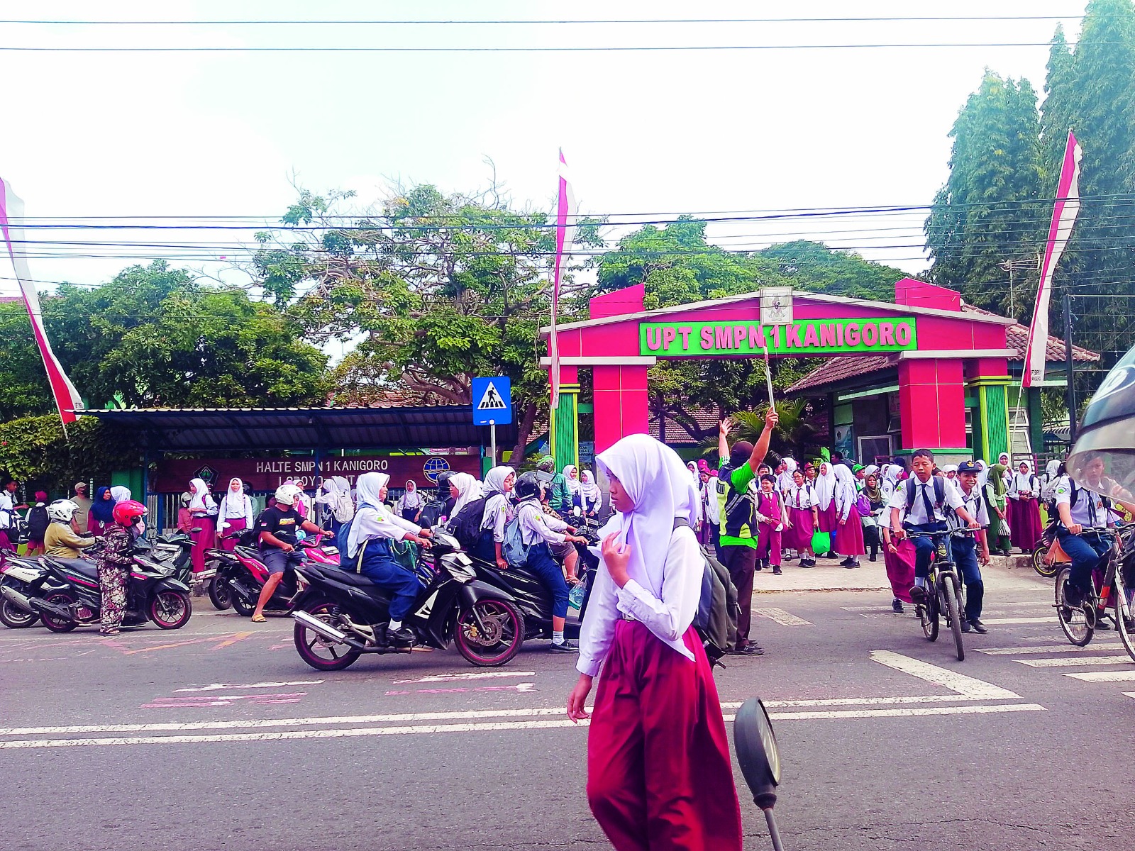 PULANG: Beberapa siswa SMPN 1 Kanigoro sedang keluar gerbang.