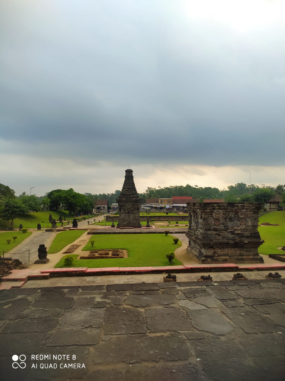 Wilayah Kabupaten Blitar identik dengan Candi Penataran yang berada di bawah kaki gunung Kelud.