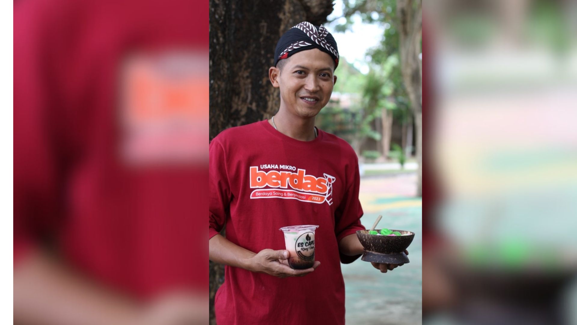 PENUH KREASI: Deny menunjukkan es caple hasil eksperimen gabungkan es caon dan es pleret.