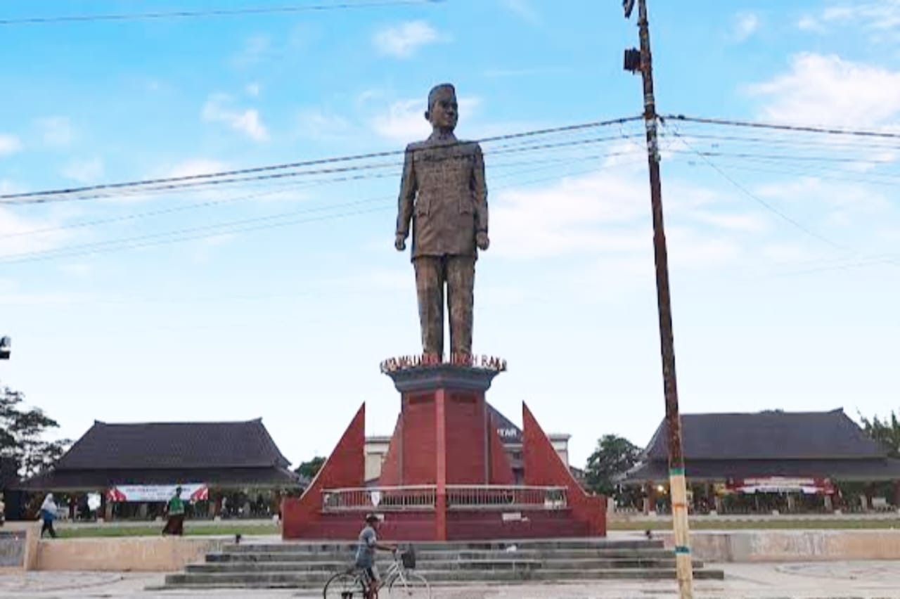 Patun Bung Karno di depan pendopo Kabupaten Blitar