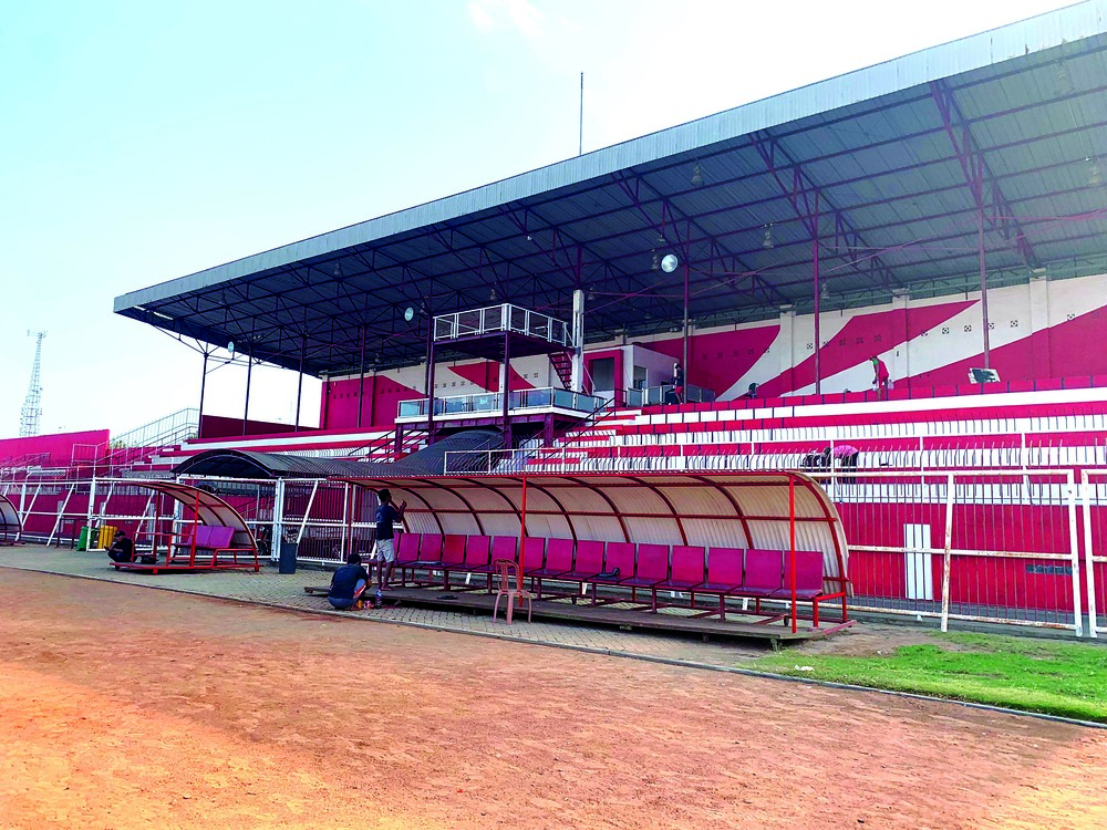 DIBENAHI: Beberapa pekerja tampak sibuk melakukan pengecatan dan perbaikan di Stadion Soeprijadi, kemarin (1/8).