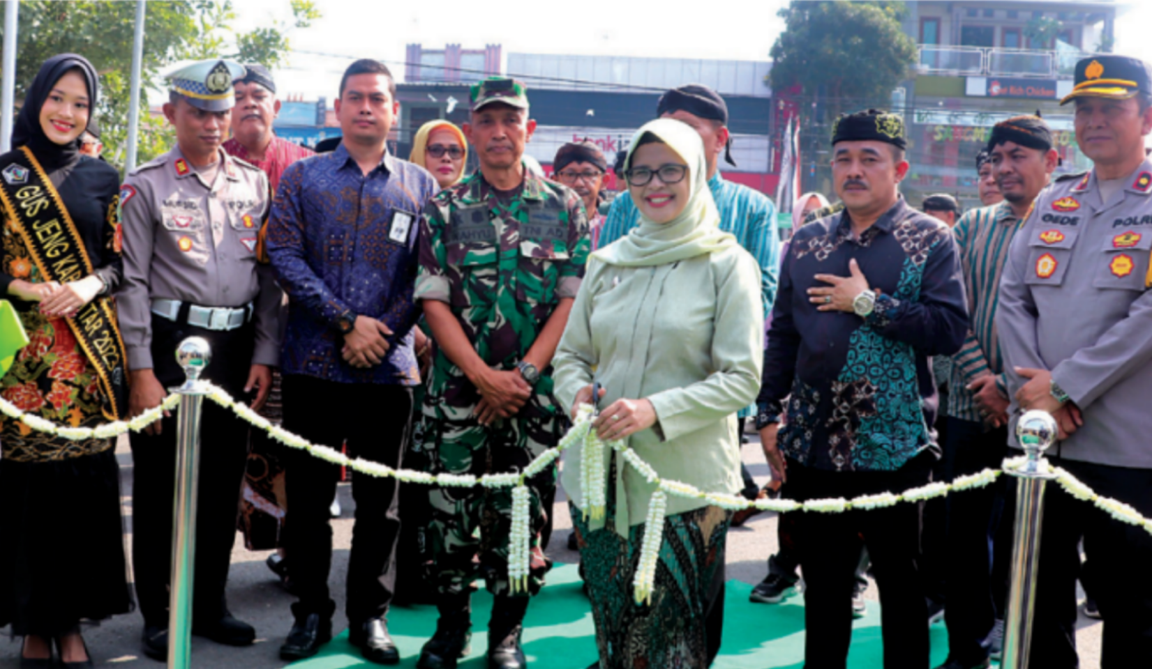 HADIR UNTUK RAKYAT: Bupati Rini Syarifah memotong rangkaian bunga sebagai simbol pembukaan Pesta Rakyat pada peringatan HJB Ke-700.