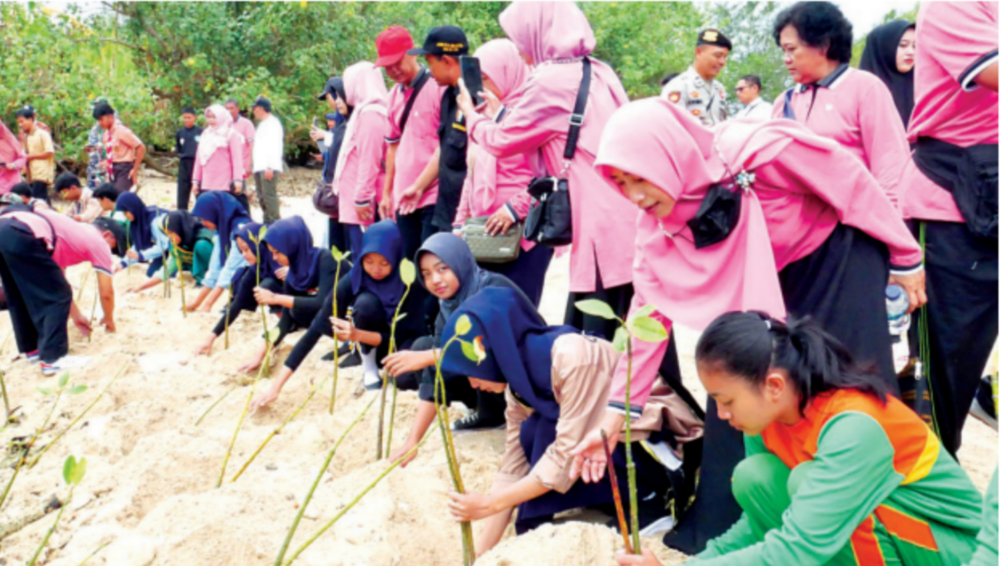 LESTARI: Tim UPT SMP Negeri 3 Srengat dan sejumlah pihak terkait saat menanam pohon mangrove di Pantai Pasetran Gondo Mayit.