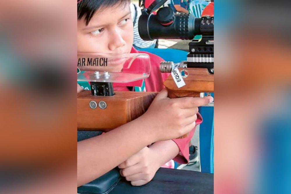 BIDIK TARGET: Salah satu atlet junior Perbakin Kota Blitar dalam perlombaan beberapa waktu lalu.