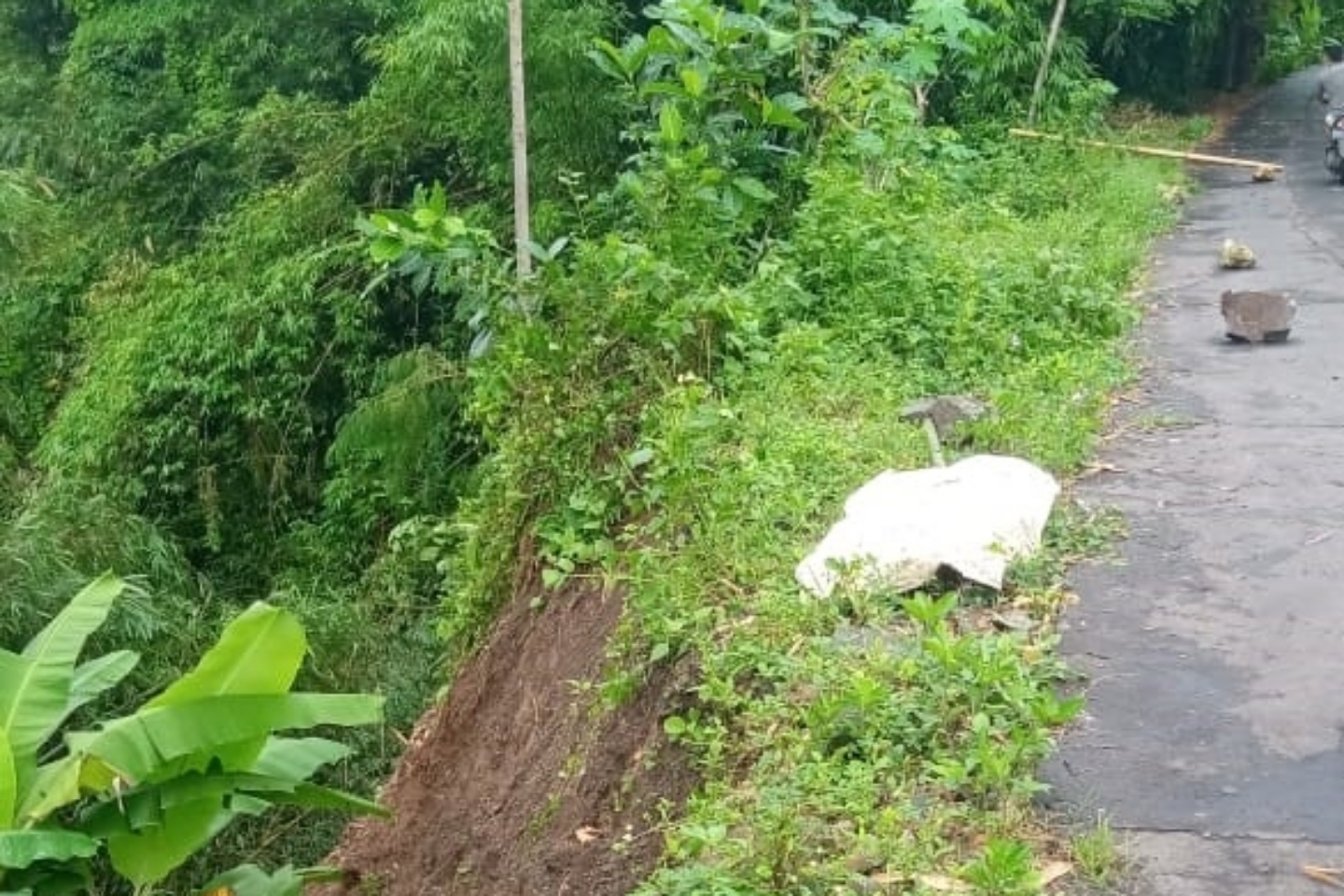 BERBAHAYA: Tanah yang terdampak longsor semakin menggerus badan jalan di Desa Ngrejo, Kecamatan Bakung.