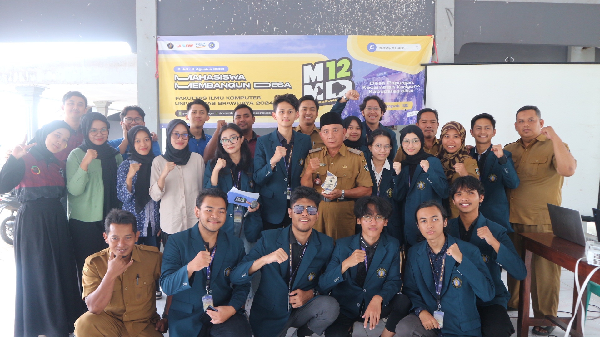 DAMPAK POSITIF: KKN Kelompok 12 Universitas Brawijaya saat peresmian web di Desa Papungan.