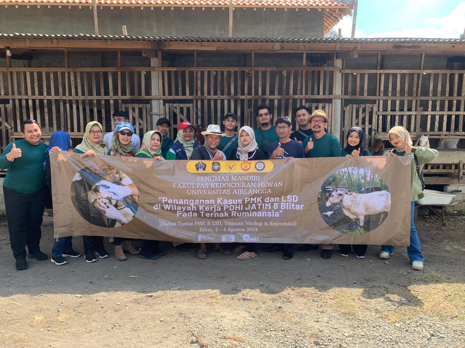 ANTISIPASI: Kelompok Pengmas Mandiri FKH UNAIR bersama perwakilan dari dinas peternakan kota dan Kabupaten Blitar di sela-sela vaksinasi hewan ternak warga, Minggu (4/8/