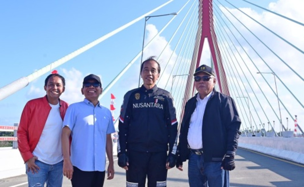 Wakil Menteri Agraria dan Tata Ruang/Wakil Kepala Badan Pertanahan Nasional (Wamen ATR/Waka BPN) mendampingi Presiden Republik Indonesia, Joko Widodo pada Peresmian Jembatan Pulau Balang